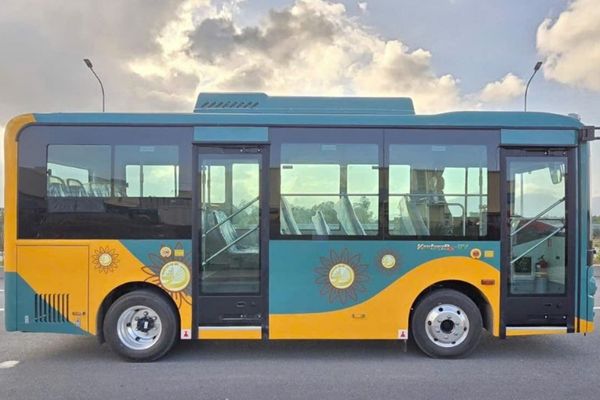 "Xanh hóa" giao thông công cộng bằng xe buýt điện