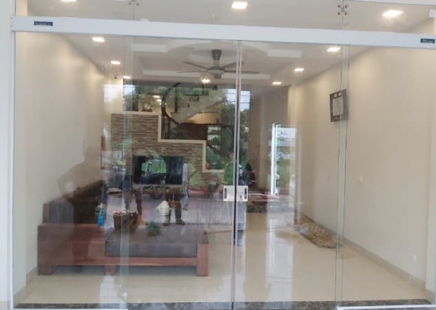 Việt Phong chuyên cung cấp cửa kính cường lực, vách kính cho mọi công trình 5 Việt Phong chuyên cung cấp cửa kính cường lực, vách kính cho mọi công trình 5
